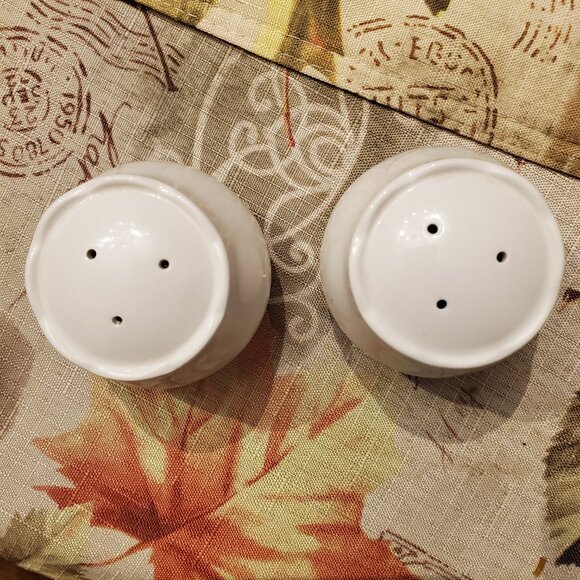 Tulip Salt and Pepper Shakers - Picture 1 of 6